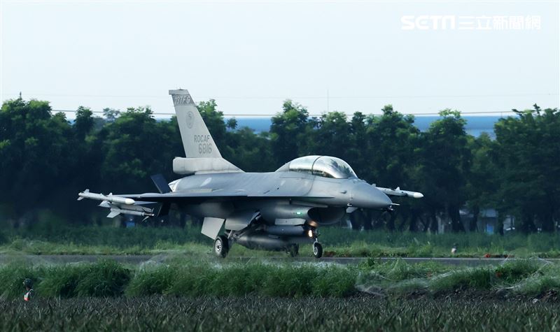 佳冬戰備道F-16V（Block20）首次起降。（記者邱榮吉/屏東/拍攝）