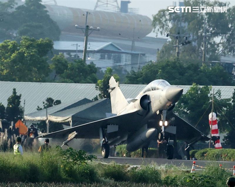 佳冬戰備道幻象2000首次起降。（記者邱榮吉/屏東/拍攝）