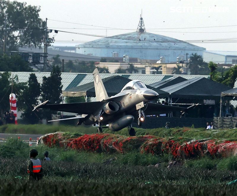 佳冬戰備道經國號IDF首次起降。（記者邱榮吉/屏東/拍攝）