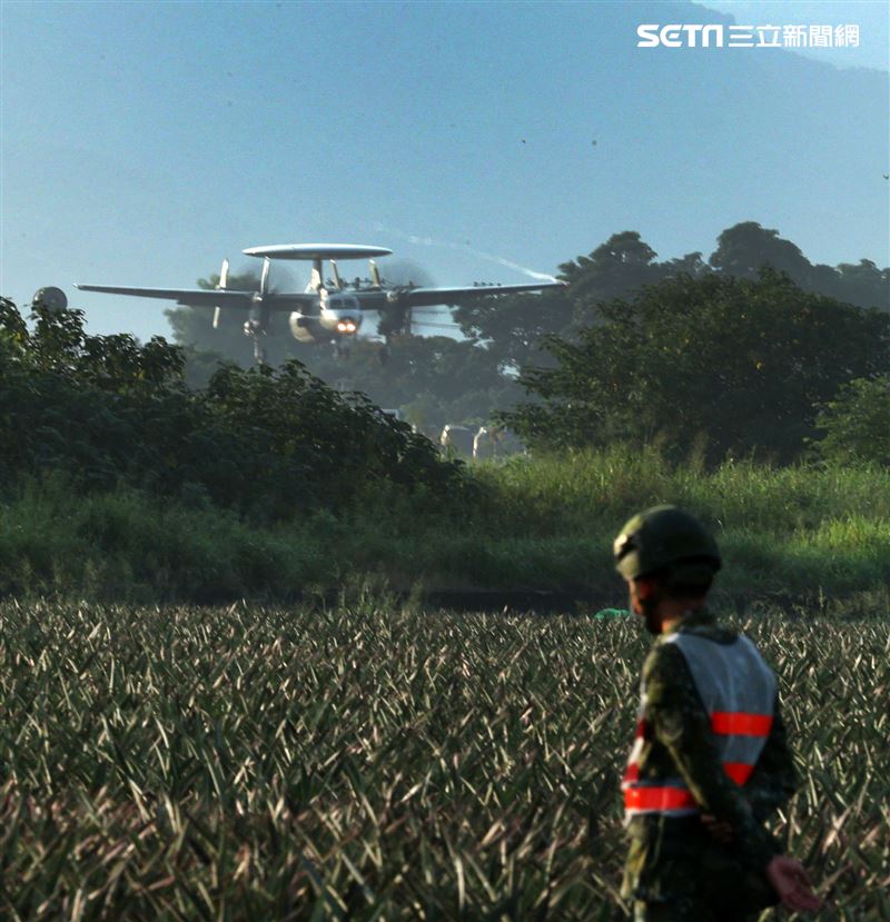 佳冬戰備道E-2K空中預警機首次起降。（記者邱榮吉/屏東/拍攝）