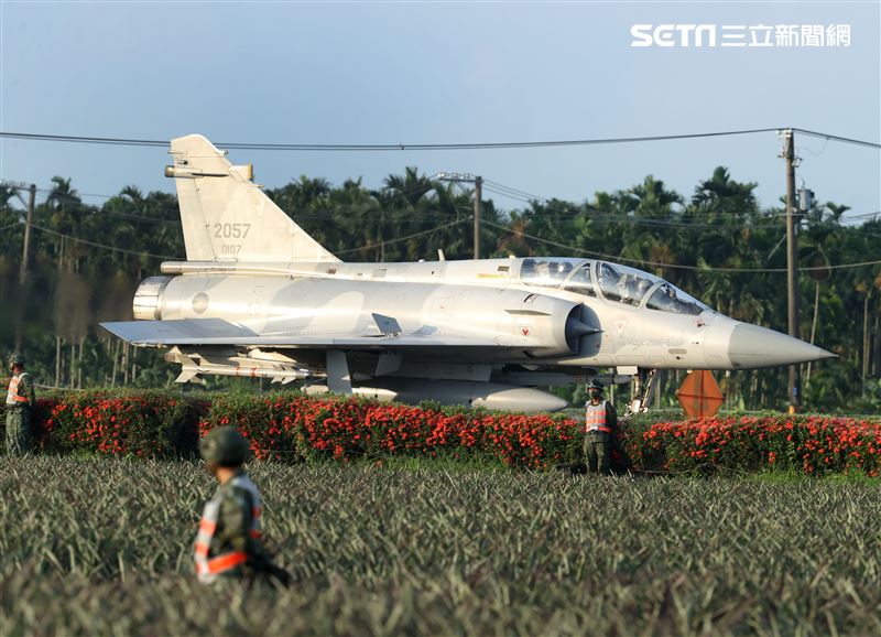 佳冬戰備道幻象2000首次起降。（記者邱榮吉/屏東/拍攝）
