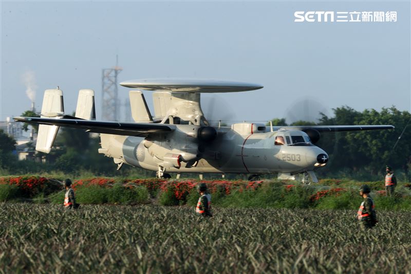佳冬戰備道E-2K空中預警機首次起降。（記者邱榮吉/屏東/拍攝）