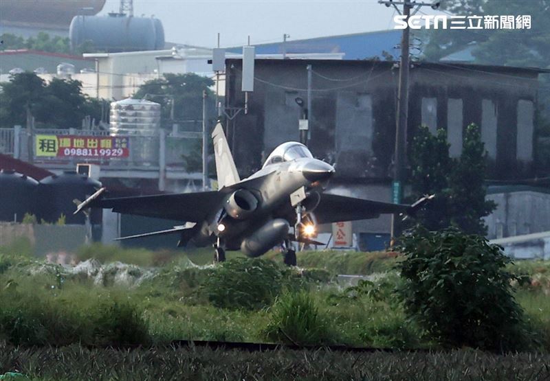 佳冬戰備道經國號IDF首次起降。（記者邱榮吉/屏東/拍攝）