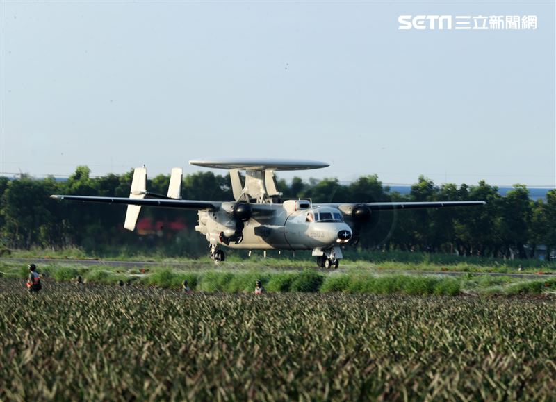 佳冬戰備道E-2K空中預警機首次起降。（記者邱榮吉/屏東/拍攝）