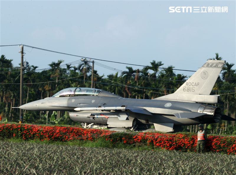 佳冬戰備道F-16V（Block20）首次起降。（記者邱榮吉/屏東/拍攝）