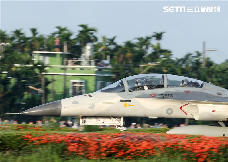 佳冬戰備道經國號IDF首次起降。（記者邱榮吉/屏東/拍攝）