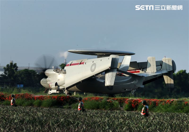 佳冬戰備道E-2K空中預警機首次起降。（記者邱榮吉/屏東/拍攝）