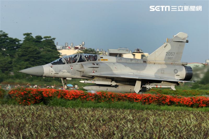 佳冬戰備道幻象2000首次起降。（記者邱榮吉/屏東/拍攝）