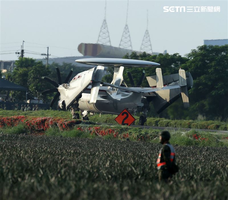 佳冬戰備道E-2K空中預警機首次起降。（記者邱榮吉/屏東/拍攝）