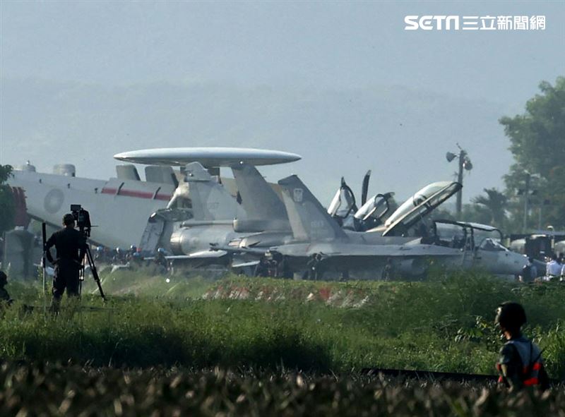 經國號IDF、F-16V（Block20）、幻象2000及E-2K預警機，4戰機佳冬戰備道首次降落後實施整補完成任務。（記者邱榮吉/屏東/拍攝）