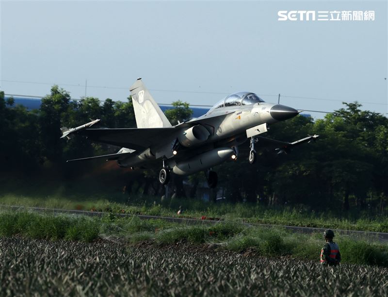 佳冬戰備道經國號IDF首次起降。（記者邱榮吉/屏東/拍攝）