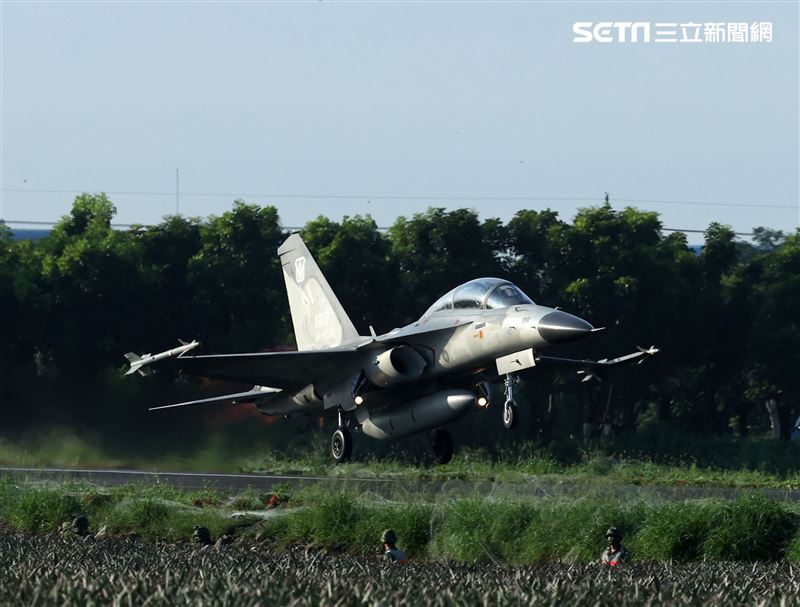 佳冬戰備道經國號IDF首次起降。（記者邱榮吉/屏東/拍攝）