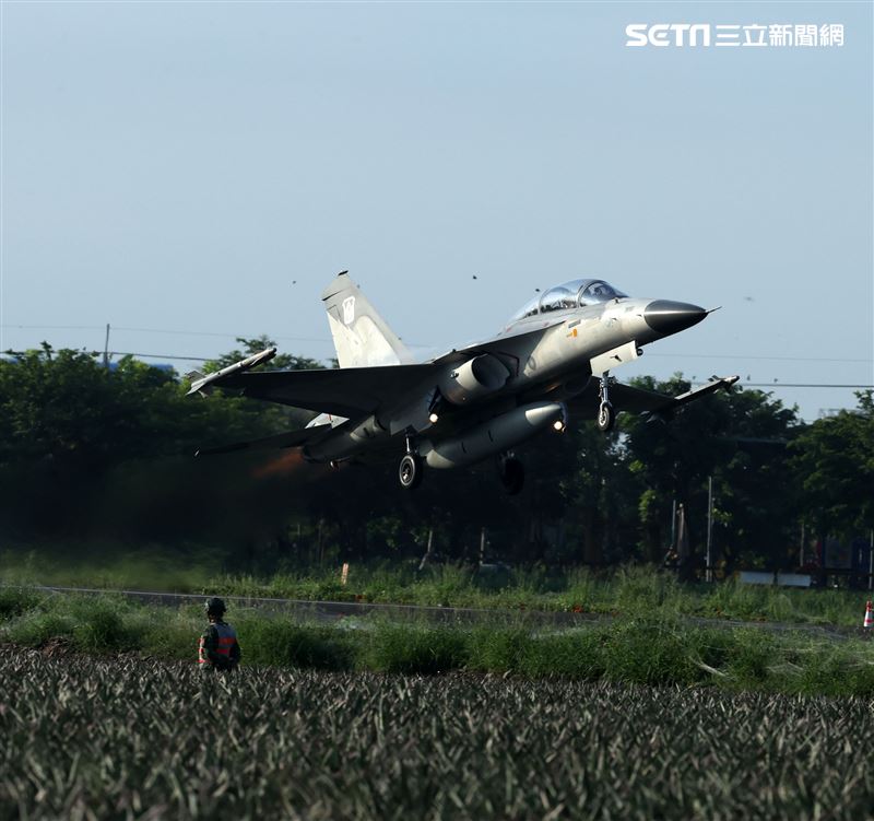 佳冬戰備道經國號IDF首次起降。（記者邱榮吉/屏東/拍攝）