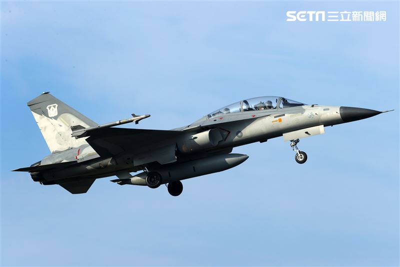 佳冬戰備道經國號IDF首次起降。（記者邱榮吉/屏東/拍攝）