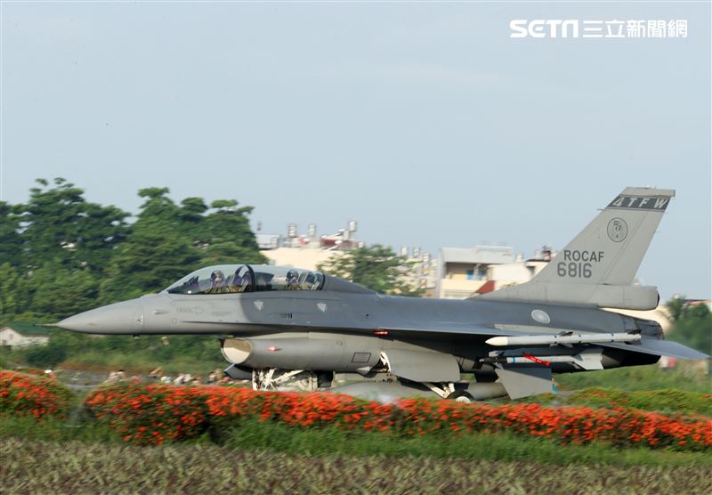 佳冬戰備道F-16V（Block20）首次起降。（記者邱榮吉/屏東/拍攝）