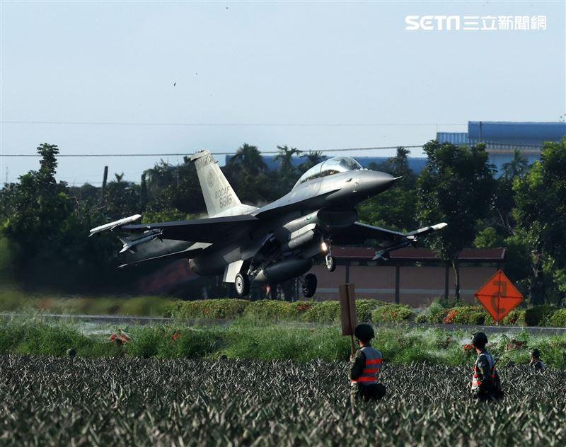 佳冬戰備道F-16V（Block20）首次起降。（記者邱榮吉/屏東/拍攝）