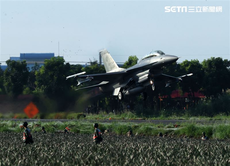 佳冬戰備道F-16V（Block20）首次起降。（記者邱榮吉/屏東/拍攝）