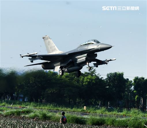 佳冬戰備道F-16V（Block20）首次起降。（記者邱榮吉/屏東/拍攝）