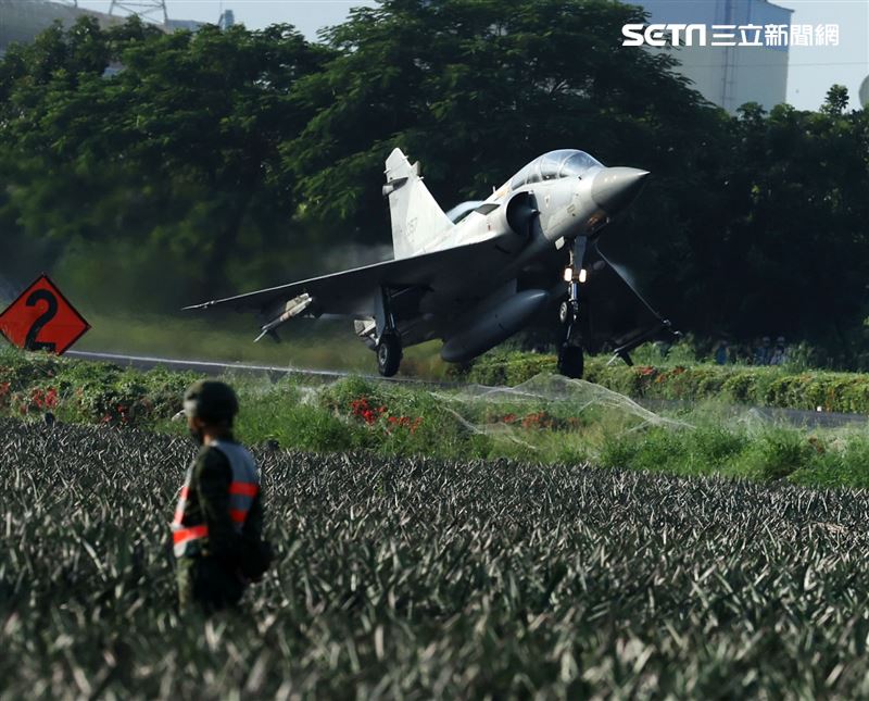 佳冬戰備道幻象2000首次起降。（記者邱榮吉/屏東/拍攝）