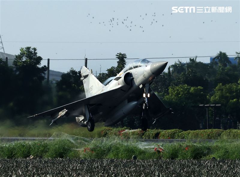 佳冬戰備道幻象2000首次起降。（記者邱榮吉/屏東/拍攝）