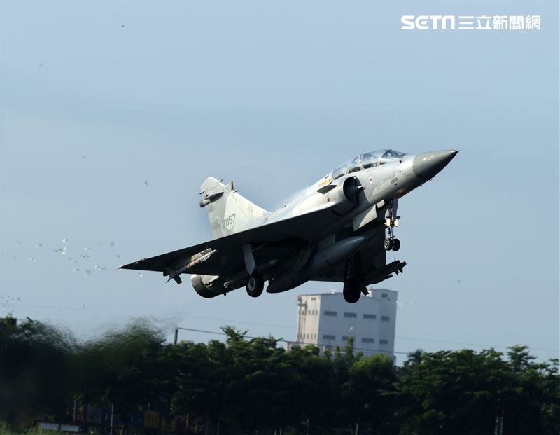 佳冬戰備道幻象2000首次起降。（記者邱榮吉/屏東/拍攝）