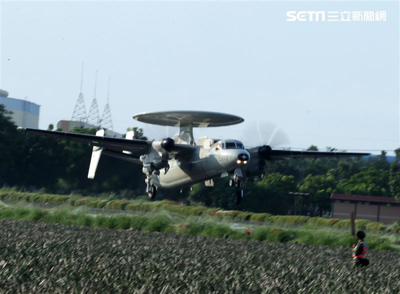 佳冬戰備道E-2K空中預警機首次起降。（記者邱榮吉/屏東/拍攝）