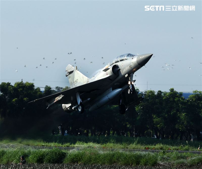 佳冬戰備道幻象2000首次起降。（記者邱榮吉/屏東/拍攝）