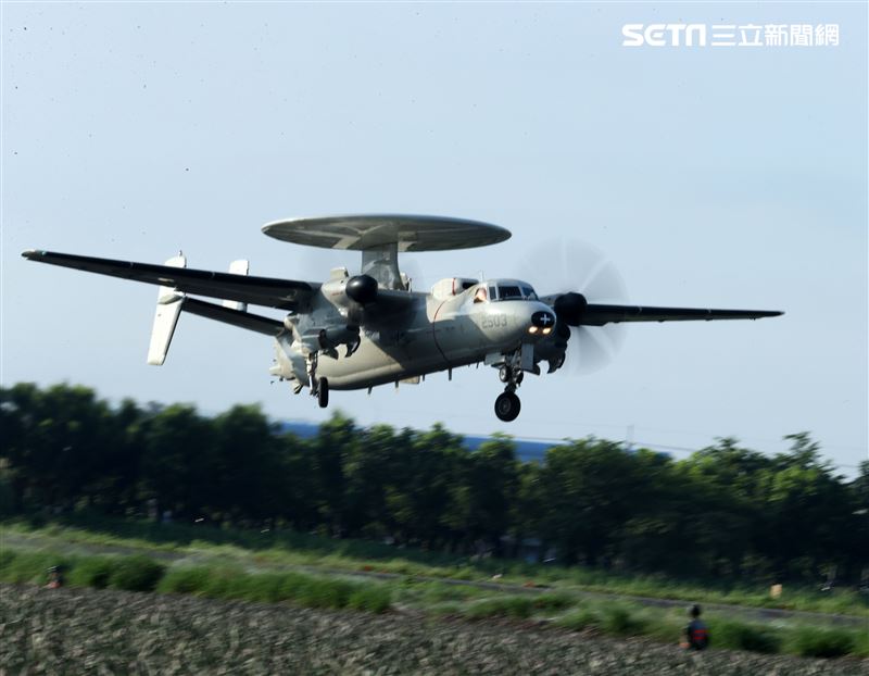 佳冬戰備道E-2K空中預警機首次起降。（記者邱榮吉/屏東/拍攝）