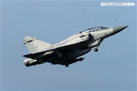 佳冬戰備道幻象2000首次起降。（記者邱榮吉/屏東/拍攝）