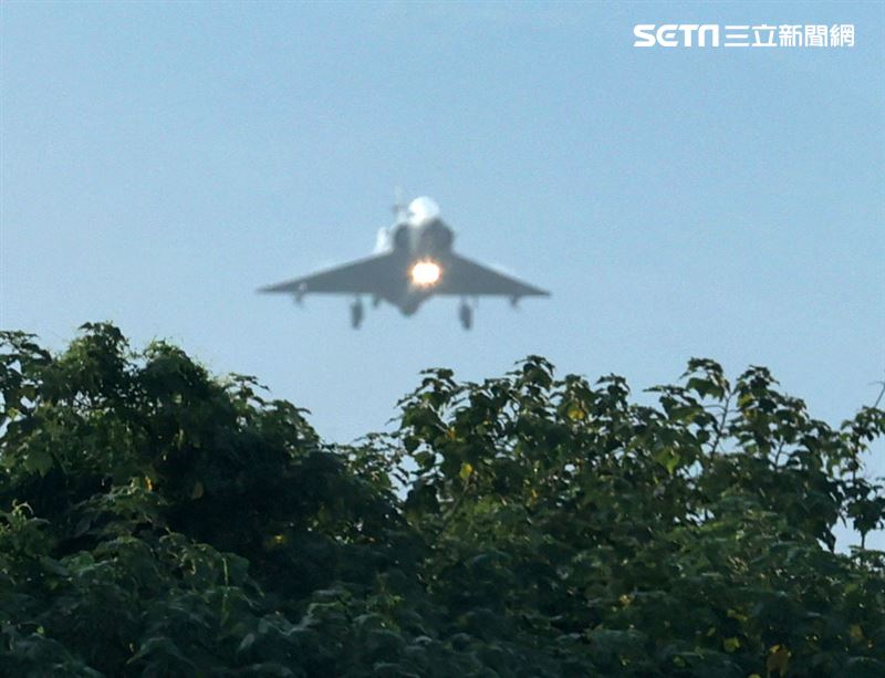 佳冬戰備道幻象2000首次起降。（記者邱榮吉/屏東/拍攝）