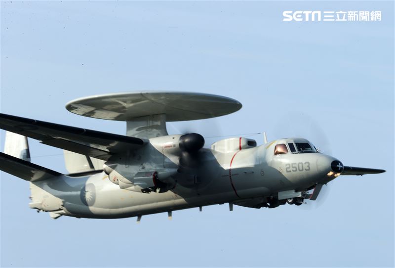 佳冬戰備道E-2K空中預警機首次起降。（記者邱榮吉/屏東/拍攝）