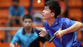 全運會桌球男子組團體賽  林昀儒迎戰莊智淵110年全國運動會桌球男子組團體賽15日上演東京奧運國手對決，代表台北市出賽的林昀儒（前）擔綱團體賽第2點單打，迎戰代表高雄市的莊智淵。中央社記者張新偉攝  110年9月15日