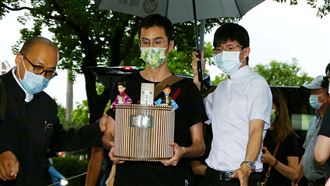 龍劭華安頓靈堂　兒子哀捧牌位惹淚崩