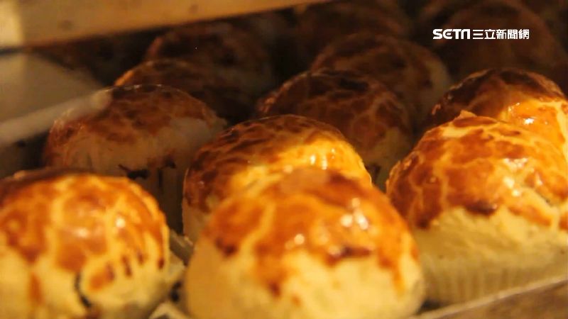 菠蘿皮蛋黃酥成甜點精品　日銷上萬顆
