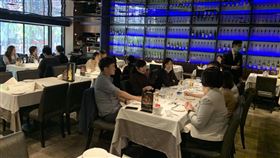 活動第一天的中午王品就座無虛席。（圖／記者陳宜加攝影）