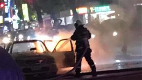 台中市張女開車行經建成路及正義街口時，車輛突然無故自燃。（圖／翻攝自臉書《大里人聊天室》）