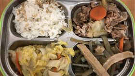 中市梨山國中小師生集體不適　衛生局啟動調查台中市梨山國中小29日陸續傳出多名師生上吐下瀉前往就醫，目前無人住院，台中市衛生局30日表示，已請梨山衛生所進行個案檢體採集並加強校園消毒。圖為校方29日的營養午餐菜色。（台中市政府提供）中央社記者趙麗妍傳真　108年3月30日