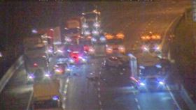 中山高南下42.3公里處，凌晨發生3車追撞事故。（圖／翻攝畫面）