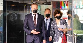 立陶宛外長會晤布林肯後步出國務院大樓