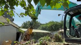 彰化溪湖豆干厝，因色情交易收價低連艷名遠播，警方強制拆除鐵皮違章建築 (圖／翻攝畫面)