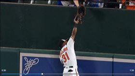 ▲穆林斯（Cedric Mullins）美技沒收全壘打，加碼空中360度轉身落地。（圖／翻攝自金鶯推特）