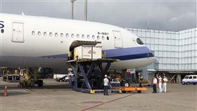 第二批自購62萬劑「AZ疫苗」抵台,指揮中心提供