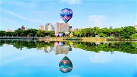 陳其邁說，晨曦照耀下，熱氣球倒映在愛河河景上，彷彿一秒飛到國外（圖／翻攝自陳其邁臉書）