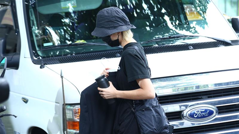 遺孀現身靈堂　愛女手拿龍劭華黑西裝