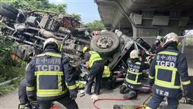 國道四號，神岡，吊臂車撞轎車翻落平面道路，２人受傷