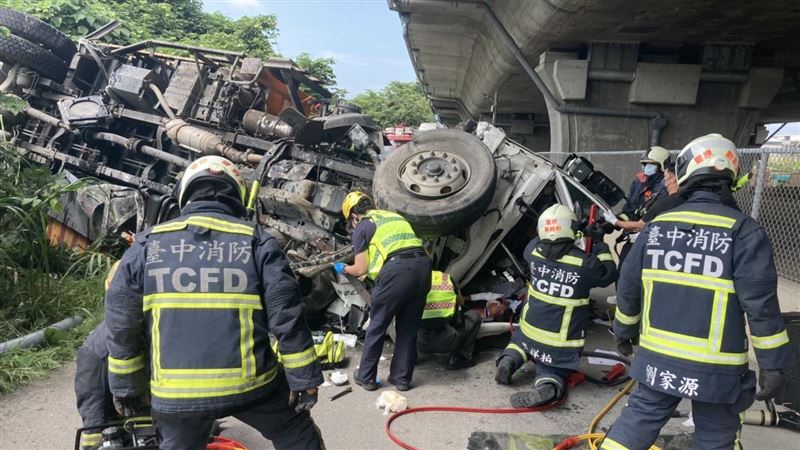 新／國道吊臂車撞轎車　翻墜橋下2傷