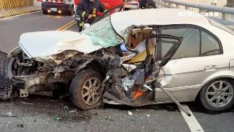 轎車駕駛疑恍神　對撞曳引車受困車內