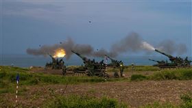 43砲指部楓港地區實彈射擊 陸軍16日上午於屏東楓港地區實施反舟波登陸演練，多輛M110A2自走砲車接獲射擊指令後對目標實施攻擊，場面震撼。中央社記者游凱翔攝  110年9月16日