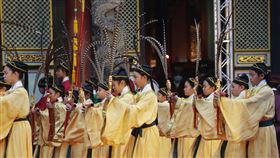 北市祭孔大典循古禮登場「台北市各界紀念大成至聖先師孔子誕辰2570週年釋奠典禮」28日上午在台北市孔廟登場，大龍國小佾舞隊在大成殿前表演，獻上崇高敬意。中央社記者裴禛攝　109年9月28日