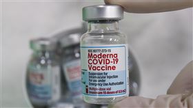 全台疫苗涵蓋率破11%（1）根據中央流行疫情指揮中心最新統計，6日全台共有9.6 萬人次接種武漢肺炎（2019冠狀病毒疾病，COVID-19）疫苗，其中7447人次接種阿斯特捷利康（AZ）疫苗、8萬9273人次接種莫德納（Moderna）疫苗（圖），全台累計超過274萬人次接種，疫苗涵蓋率達11.45%。中央社記者張新偉攝  110年7月7日